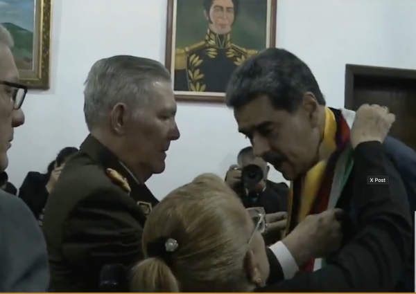 Maduro inventó su propio “Nobel de la Paz”... ¡y se lo otorgó!